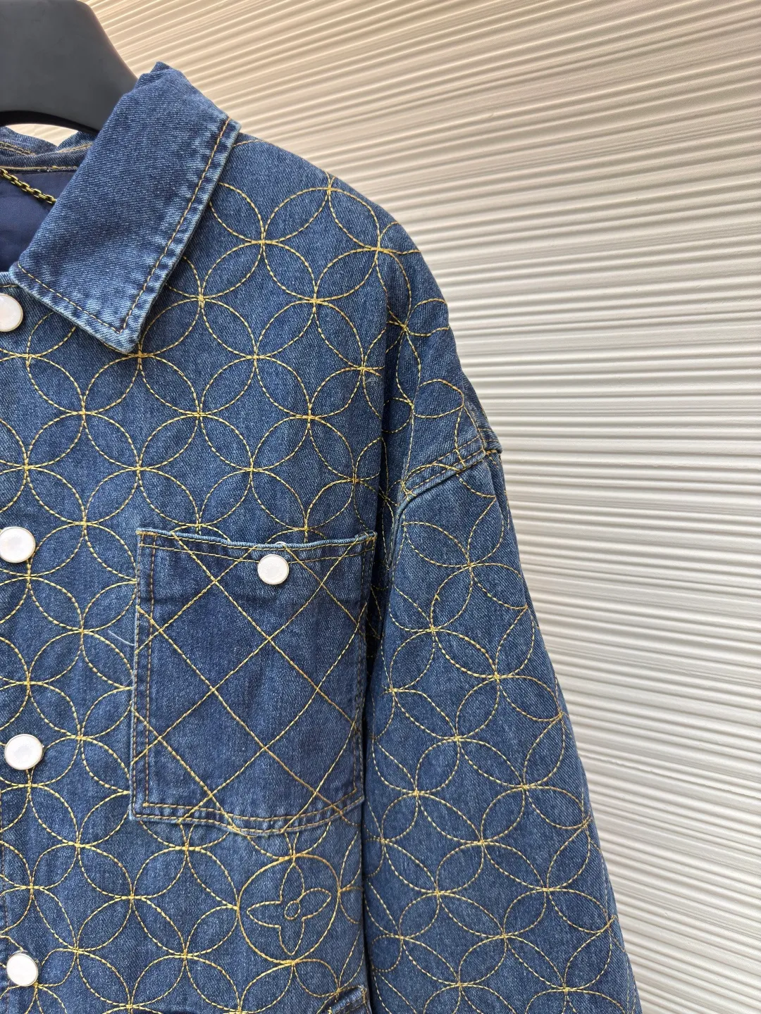 LOUIS VUITTON nigo boot thread embroidered denim jacket ●Authentic product: purchased and developed by 32609 ●Item number: 1680652-B60 ●Fabric: denim fabric ●Technology: jacquard embroidery production ●Version: fitted version ●Weight: about 1210 grams ●Size: 46-48-50-52 ●Description: Using embroidery pattern stitching, the rice grain full-frame embroidery process is characterized by using fine embroidery techniques to evenly and densely embroider patterns or patterns similar to the size of rice grains on the entire embroidery to achieve full coverage, exquisite and delicate visual effects. During embroidery, the use of stitches and embroidery threads forms small units similar to rice grains. These units are closely arranged to form the overall pattern. The craftsmanship is quite complex, giving people an artistic visual enjoyment. The inner cover is pieced together, and the one that comes into contact with the skin is cotton. The process is cumbersome and synchronized with the original version. The flat nails and door sill buttons are clearly and delicately engraved, the environmentally friendly electroplating adopts a bronze opening and closing design, the back waist leather plate has an iron-moulded pattern with contrasting colors, and is made of genuine first-layer cowhide suede. A full set of new accessories are customized simultaneously, and the details are handled perfectly. The skateboard has a straight design, a loose cut, wide and stylish, focusing on the comfort and freedom of wearing the upper body. Compatible with the same series, exclusive product. The overall wiring is straight and delicate, the fabric is comfortable and soft, and the color is consistent without color difference. It can be matched with the same style to create a fashionable look and control various occasions. Customized accessories, complete with three standards, same style for men and women!